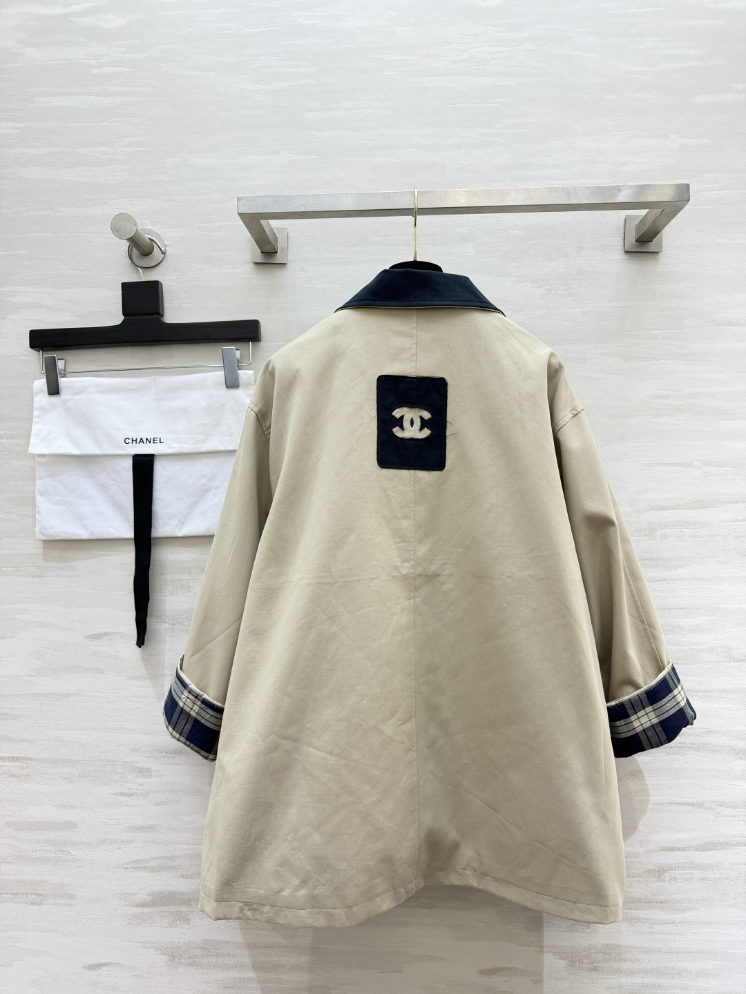 Cha♡nnn中古松弛感外套🤎 卡其与藏青撞色翻领 精致金属扣+刺绣标识 袖口翻折显露格纹内衬 宽松慵懒廓形,解锁早秋复 Cha♡nnn中古松弛感外套🤎 卡其与藏青撞色翻领 精致金属扣+刺绣标识 袖口翻折显露格纹内衬 宽松慵懒廓形,解锁早秋复