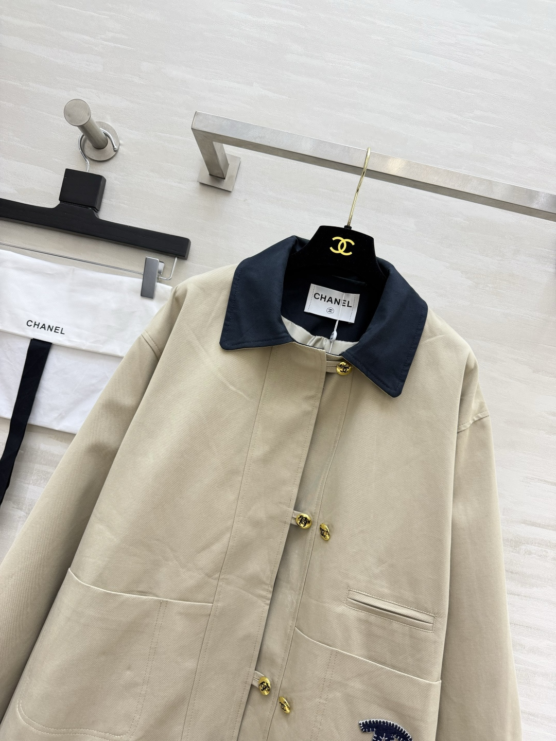 Cha♡nnn中古松弛感外套🤎 卡其与藏青撞色翻领 精致金属扣+刺绣标识 袖口翻折显露格纹内衬 宽松慵懒廓形,解锁早秋复 Cha♡nnn中古松弛感外套🤎 卡其与藏青撞色翻领 精致金属扣+刺绣标识 袖口翻折显露格纹内衬 宽松慵懒廓形,解锁早秋复