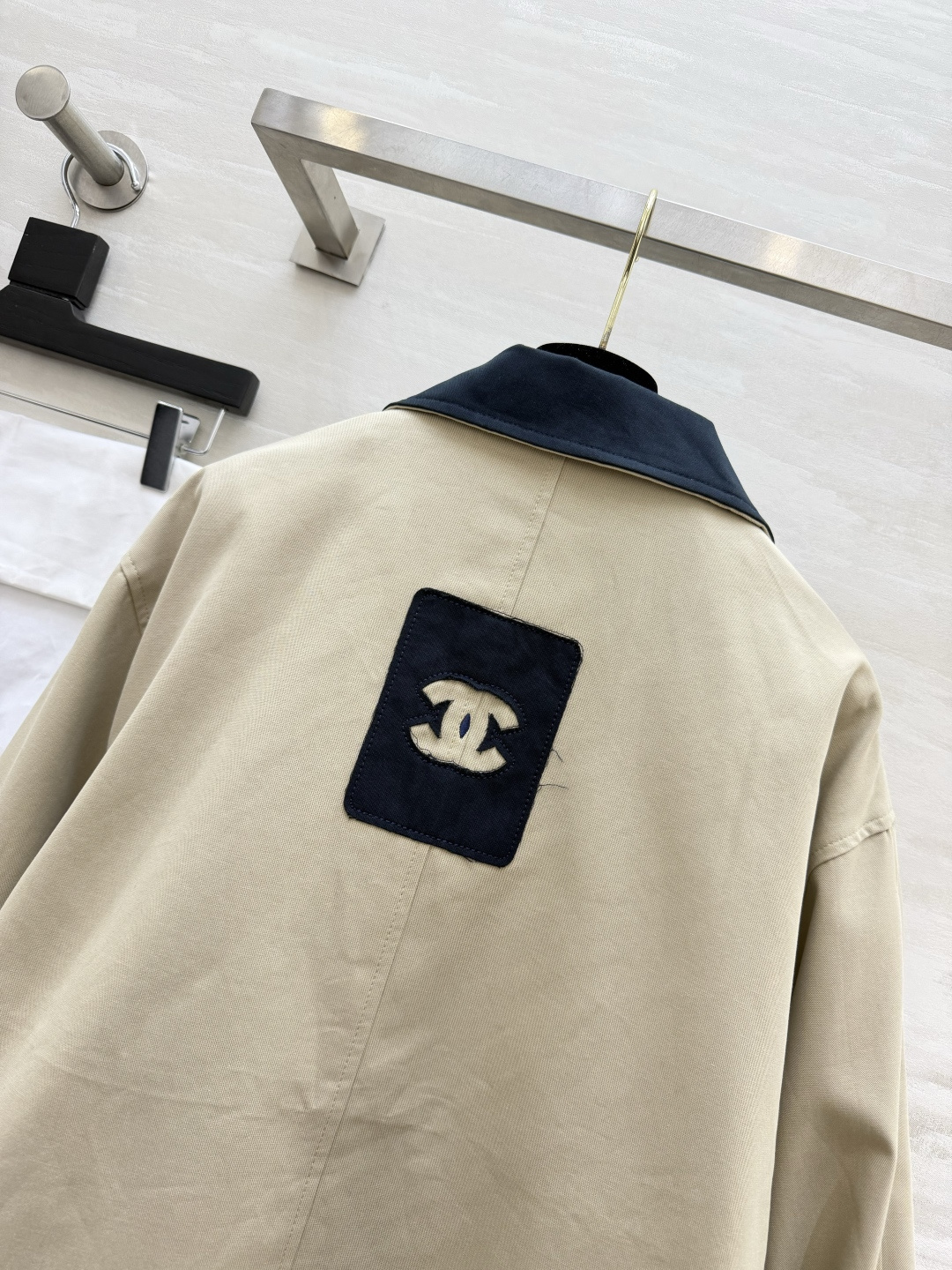Cha♡nnn中古松弛感外套🤎 卡其与藏青撞色翻领 精致金属扣+刺绣标识 袖口翻折显露格纹内衬 宽松慵懒廓形,解锁早秋复 Cha♡nnn中古松弛感外套🤎 卡其与藏青撞色翻领 精致金属扣+刺绣标识 袖口翻折显露格纹内衬 宽松慵懒廓形,解锁早秋复