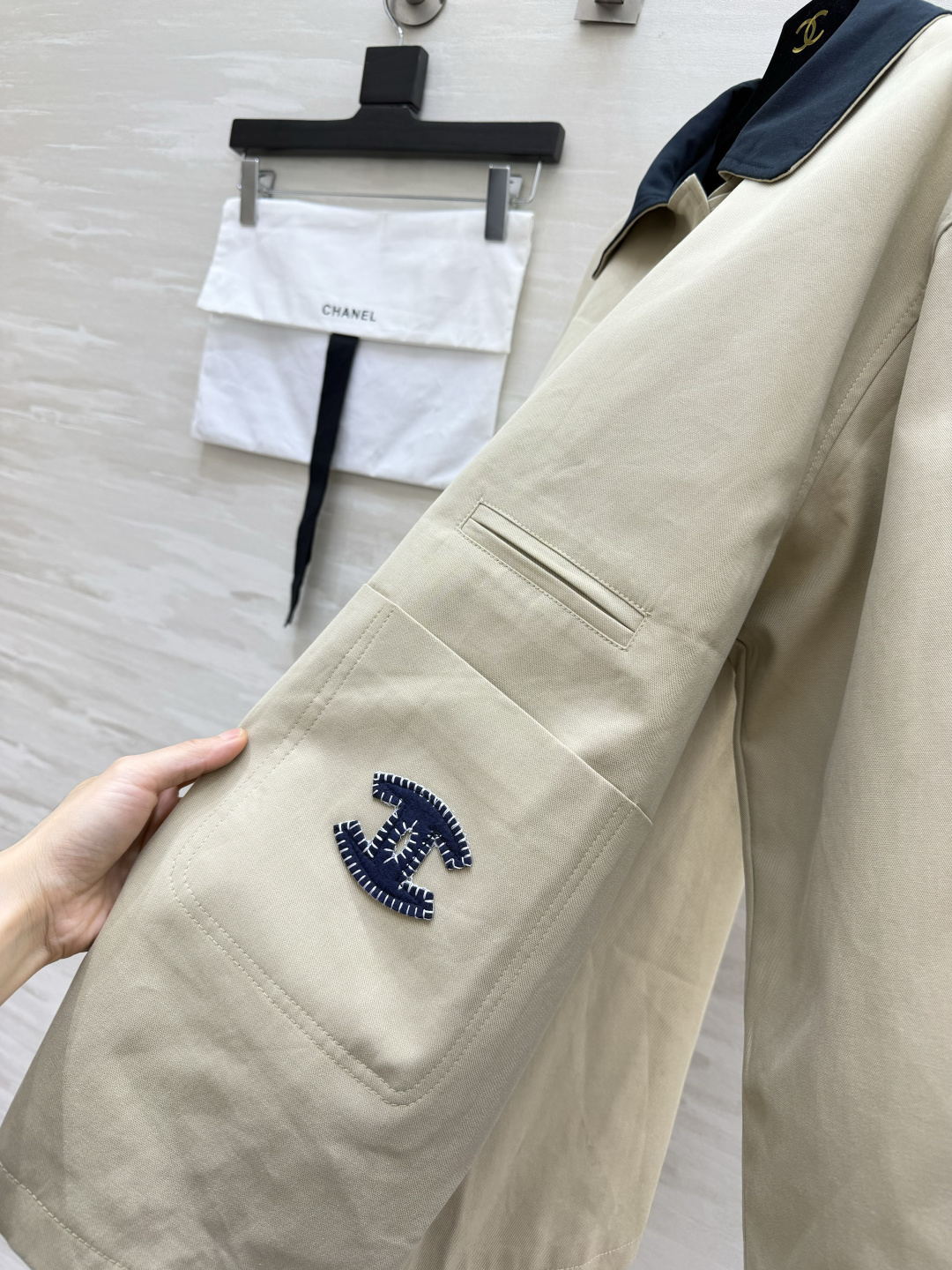 Cha♡nnn中古松弛感外套🤎 卡其与藏青撞色翻领 精致金属扣+刺绣标识 袖口翻折显露格纹内衬 宽松慵懒廓形,解锁早秋复 Cha♡nnn中古松弛感外套🤎 卡其与藏青撞色翻领 精致金属扣+刺绣标识 袖口翻折显露格纹内衬 宽松慵懒廓形,解锁早秋复