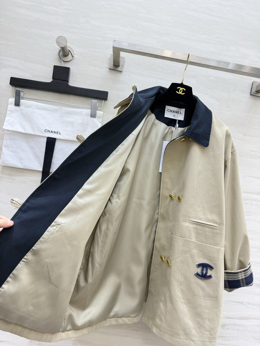 Cha♡nnn中古松弛感外套🤎 卡其与藏青撞色翻领 精致金属扣+刺绣标识 袖口翻折显露格纹内衬 宽松慵懒廓形,解锁早秋复 Cha♡nnn中古松弛感外套🤎 卡其与藏青撞色翻领 精致金属扣+刺绣标识 袖口翻折显露格纹内衬 宽松慵懒廓形,解锁早秋复