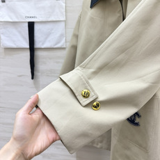 Cha♡nnn中古松弛感外套🤎 卡其与藏青撞色翻领 精致金属扣+刺绣标识 袖口翻折显露格纹内衬 宽松慵懒廓形,解锁早秋复 Cha♡nnn中古松弛感外套🤎 卡其与藏青撞色翻领 精致金属扣+刺绣标识 袖口翻折显露格纹内衬 宽松慵懒廓形,解锁早秋复
