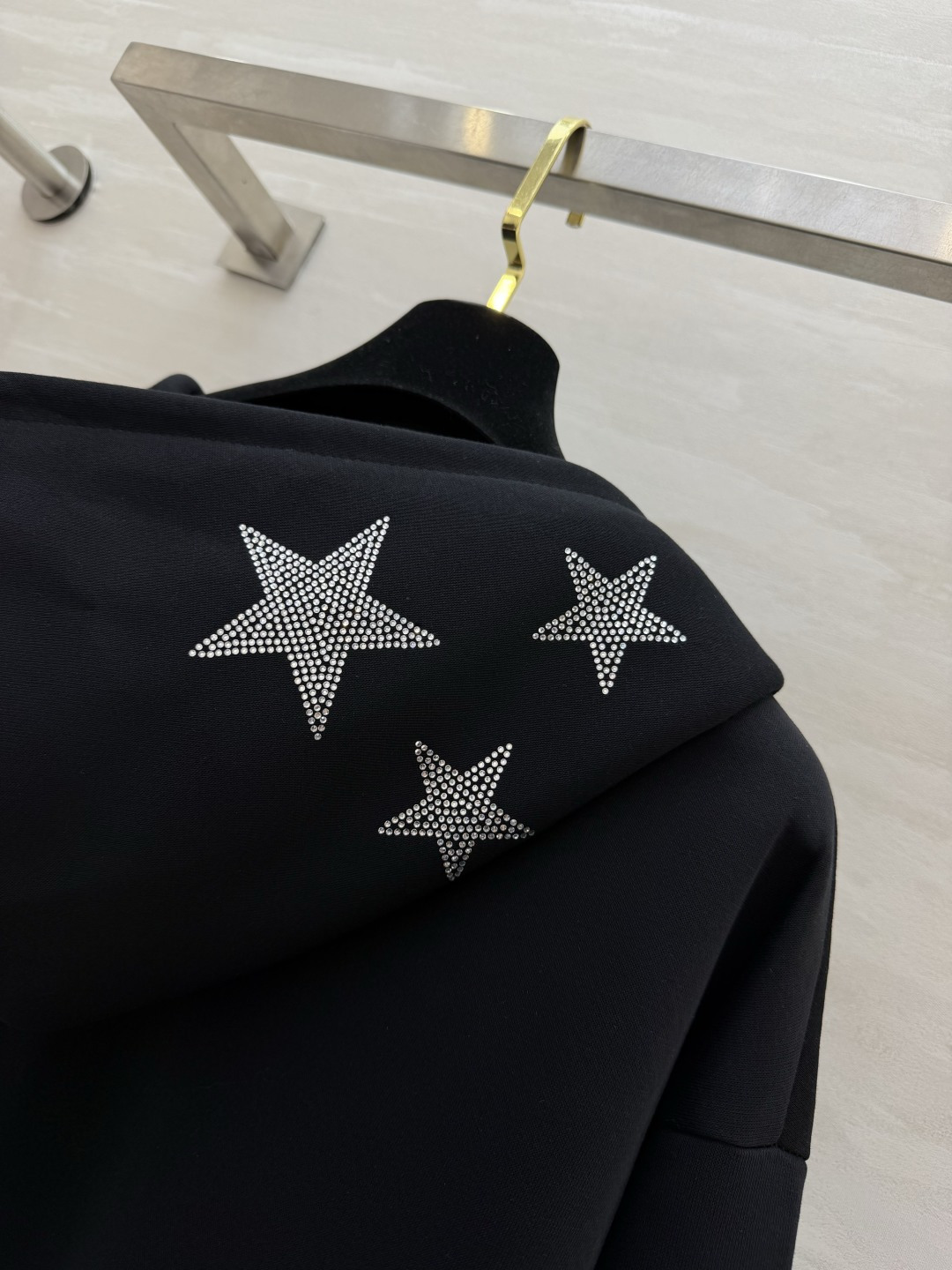 Chrome Hear♡²⁶闪钻星星连帽卫衣🤍💙🖤 松弛随性的早秋外套 精致烫钻星星点缀衣袖与帽檐 宽松拉链帽衫,三色可 Chrome Hear♡²⁶闪钻星星连帽卫衣🤍💙🖤 松弛随性的早秋外套 精致烫钻星星点缀衣袖与帽檐 宽松拉链帽衫,三色可