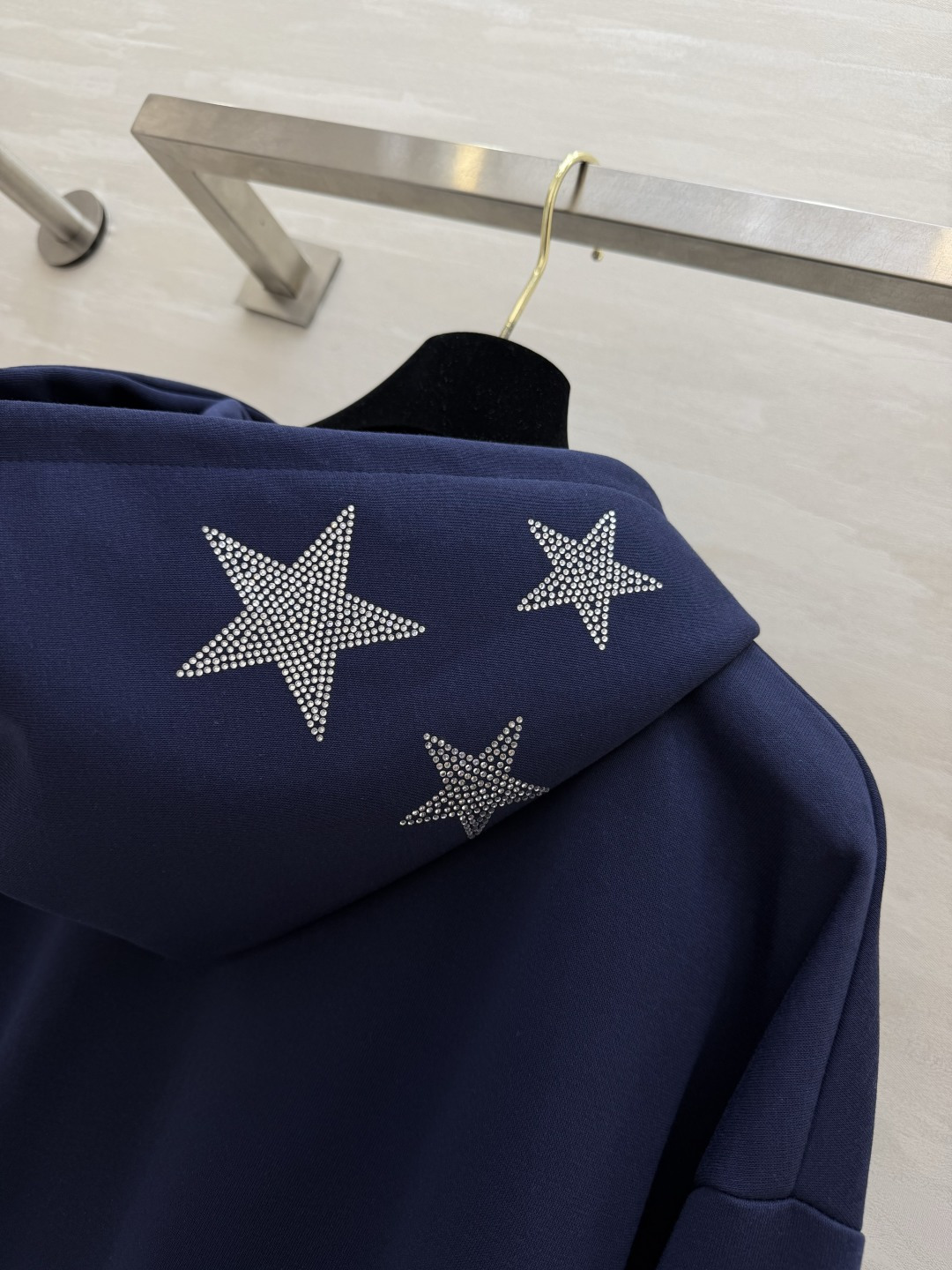 Chrome Hear♡²⁶闪钻星星连帽卫衣🤍💙🖤 松弛随性的早秋外套 精致烫钻星星点缀衣袖与帽檐 宽松拉链帽衫,三色可 Chrome Hear♡²⁶闪钻星星连帽卫衣🤍💙🖤 松弛随性的早秋外套 精致烫钻星星点缀衣袖与帽檐 宽松拉链帽衫,三色可