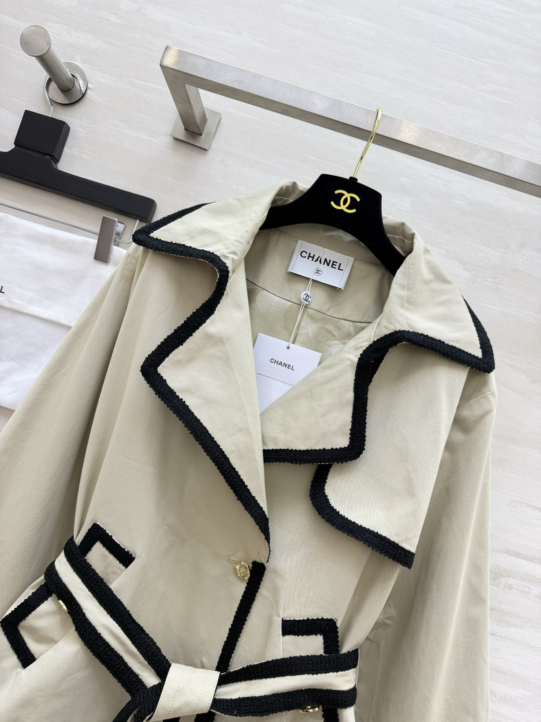 Chacha♡²⁶短款织带滚边风衣🔥 浅卡其配色|黑边小香织带镶边 复古金扣✨自带同款腰带收腰 短版剪裁,小个子友好 挺 Chacha♡²⁶短款织带滚边风衣🔥 浅卡其配色|黑边小香织带镶边 复古金扣✨自带同款腰带收腰 短版剪裁,小个子友好 挺
