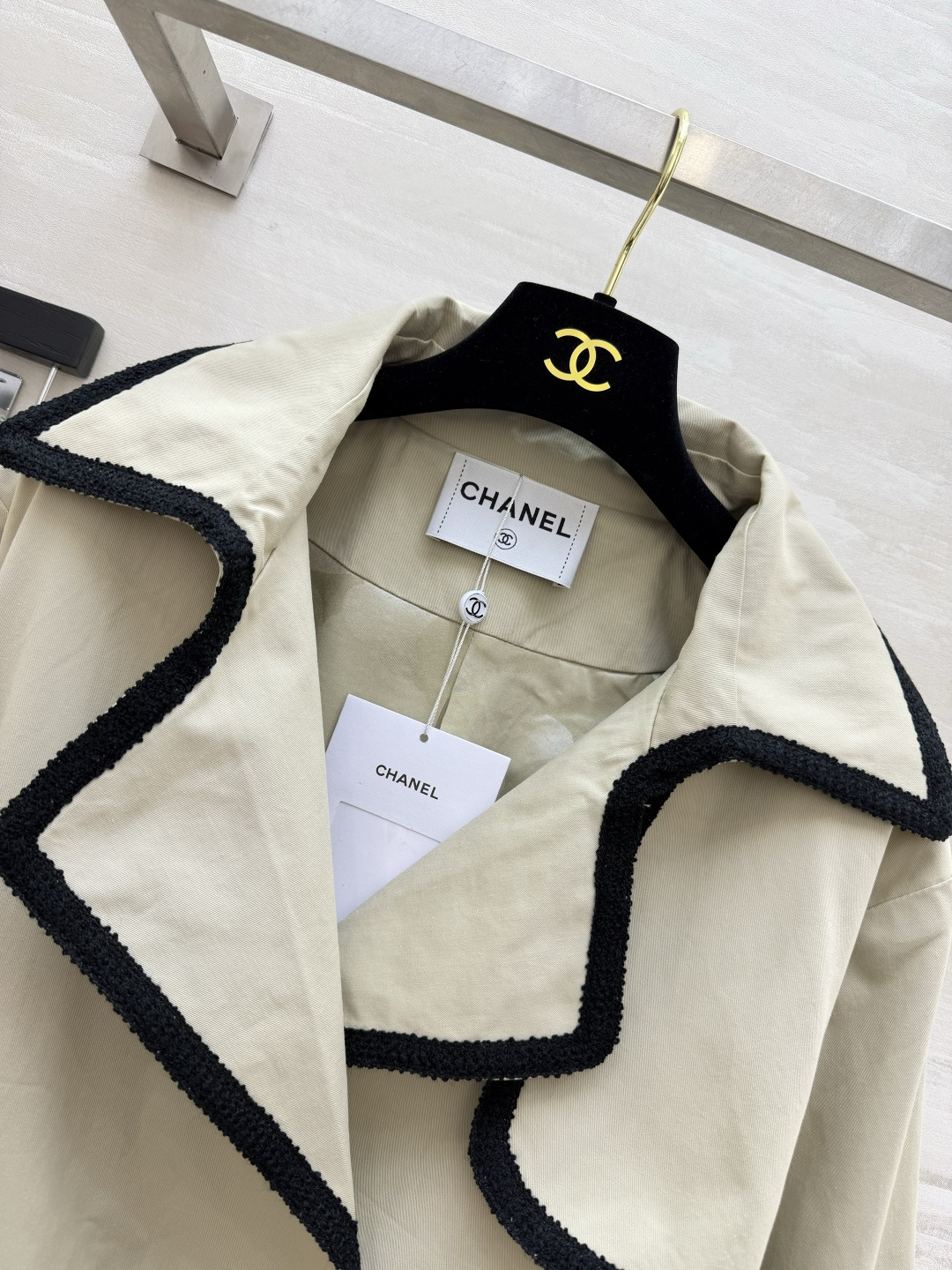 Chacha♡²⁶短款织带滚边风衣🔥 浅卡其配色|黑边小香织带镶边 复古金扣✨自带同款腰带收腰 短版剪裁,小个子友好 挺 Chacha♡²⁶短款织带滚边风衣🔥 浅卡其配色|黑边小香织带镶边 复古金扣✨自带同款腰带收腰 短版剪裁,小个子友好 挺