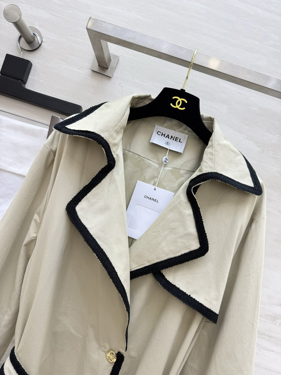Chacha♡²⁶长款织带滚边风衣🔥 浅卡其配色|黑边小香织带镶边 复古金扣✨自带同款腰带收腰 立体剪裁,高级大气 挺括 Chacha♡²⁶长款织带滚边风衣🔥 浅卡其配色|黑边小香织带镶边 复古金扣✨自带同款腰带收腰 立体剪裁,高级大气 挺括