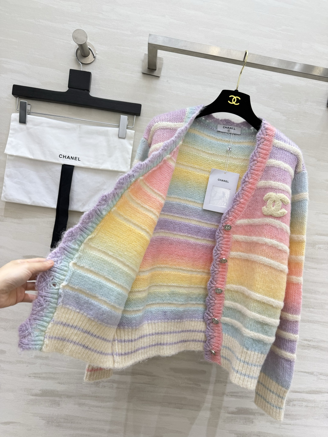 Chacha🍬梦幻彩虹针织开衫 温柔马卡龙渐变条纹 毛边V领,松软软糯质感 宽松随性版型 把秋日的浪漫与温柔穿在身上。 Chacha🍬梦幻彩虹针织开衫 温柔马卡龙渐变条纹 毛边V领,松软软糯质感 宽松随性版型 把秋日的浪漫与温柔穿在身上。