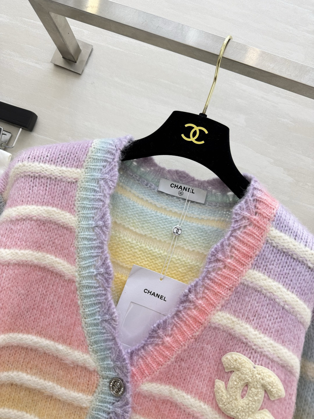 Chacha🍬梦幻彩虹针织开衫 温柔马卡龙渐变条纹 毛边V领,松软软糯质感 宽松随性版型 把秋日的浪漫与温柔穿在身上。 Chacha🍬梦幻彩虹针织开衫 温柔马卡龙渐变条纹 毛边V领,松软软糯质感 宽松随性版型 把秋日的浪漫与温柔穿在身上。