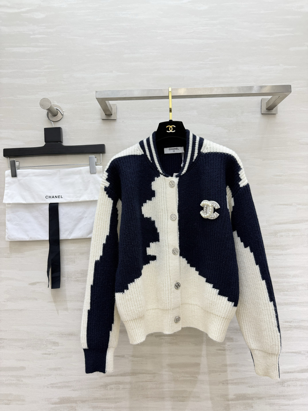 Chacha♡²⁶撞色针织棒球服开衫🔥 ▪酒红色 / 藏青色两色 不规则几何提花|棒球立领 胸口闪钻logo+精致金属扣 Chacha♡²⁶撞色针织棒球服开衫🔥 ▪酒红色 / 藏青色两色 不规则几何提花|棒球立领 胸口闪钻logo+精致金属扣