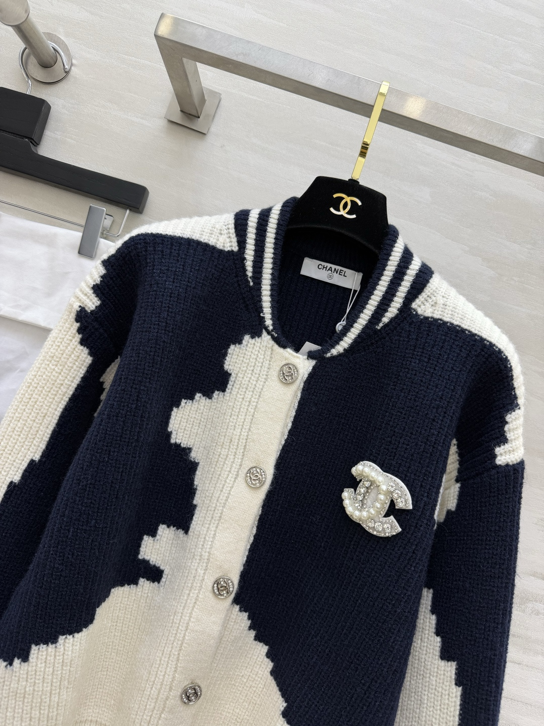 Chacha♡²⁶撞色针织棒球服开衫🔥 ▪酒红色 / 藏青色两色 不规则几何提花｜棒球立领 胸口闪钻logo+精致金属扣