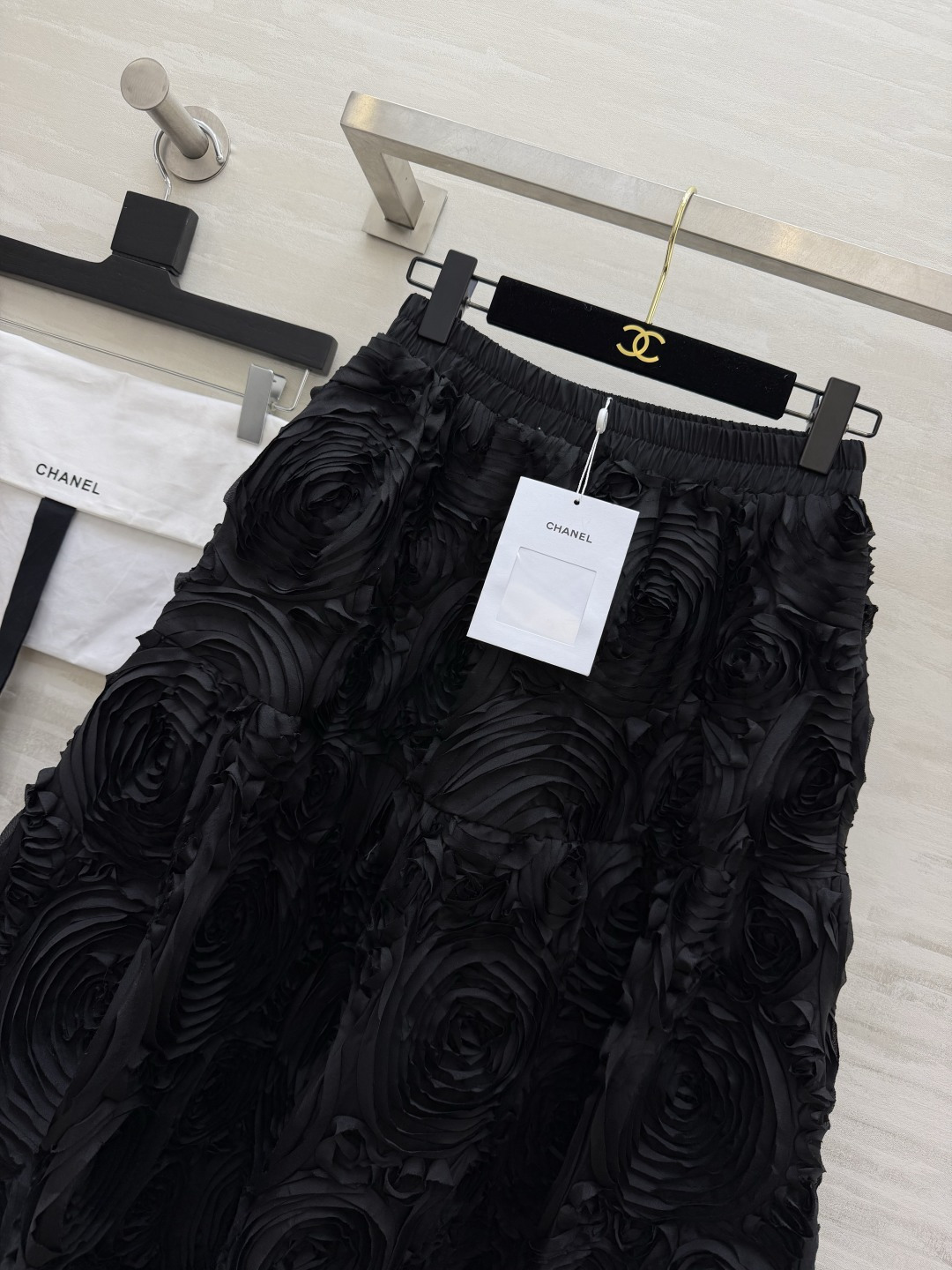 Chacha♡²⁶香家🖤黑色立体山茶花半裙 满身绽放的缎面玫瑰肌理 A字宽松大摆 优雅又神秘，自带复古氛围感 高品质si