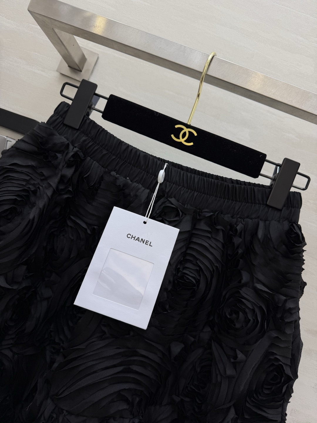 Chacha♡²⁶香家🖤黑色立体山茶花半裙 满身绽放的缎面玫瑰肌理 A字宽松大摆 优雅又神秘，自带复古氛围感 高品质si