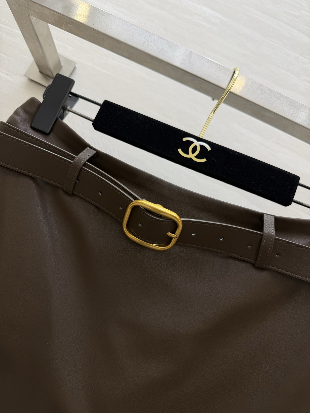 🖤ysl²⁶🤎环保蛋白皮裙裤 金扣腰带勾勒腰线 裙型外表，裤装内里 利落短款，拉长腿部线条 酷飒又稳妥，两色随心选。 高