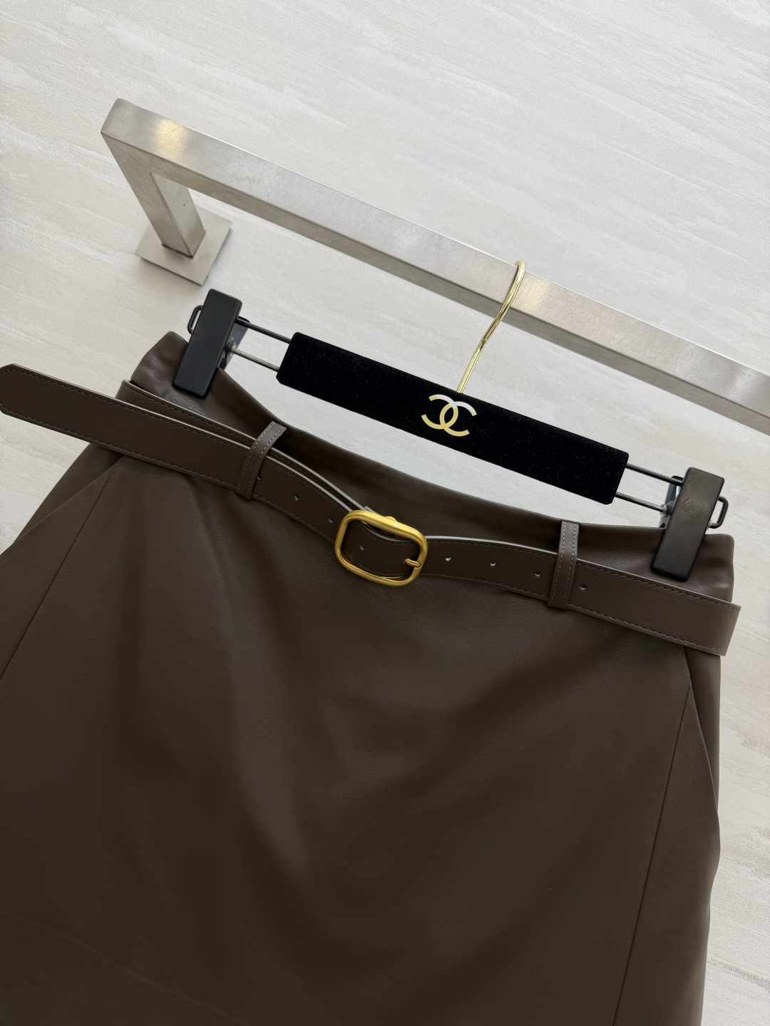 🖤ysl²⁶🤎环保蛋白皮裙裤 金扣腰带勾勒腰线 裙型外表，裤装内里 利落短款，拉长腿部线条 酷飒又稳妥，两色随心选。 高
