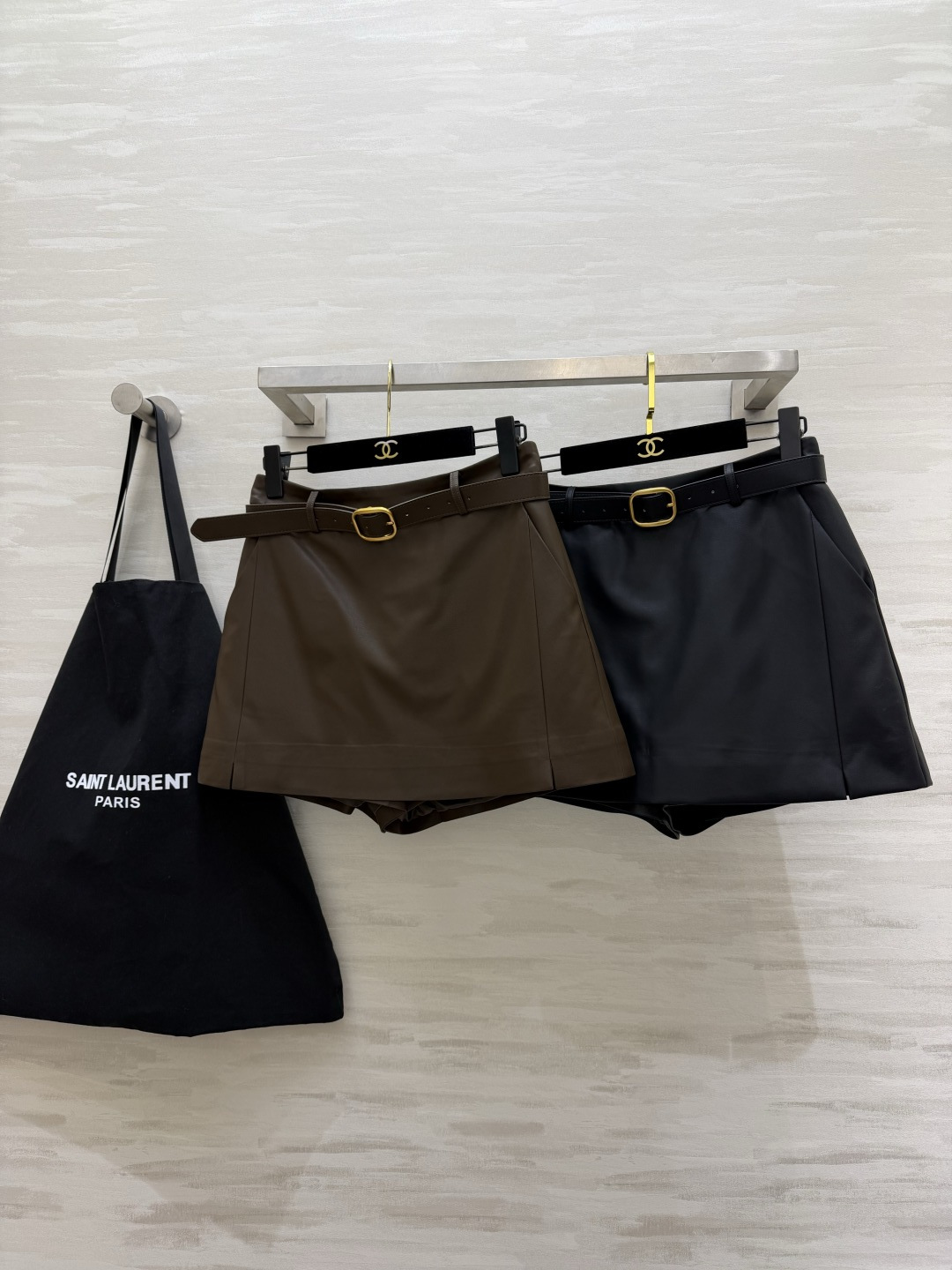 🖤ysl²⁶🤎环保蛋白皮裙裤 金扣腰带勾勒腰线 裙型外表，裤装内里 利落短款，拉长腿部线条 酷飒又稳妥，两色随心选。 高