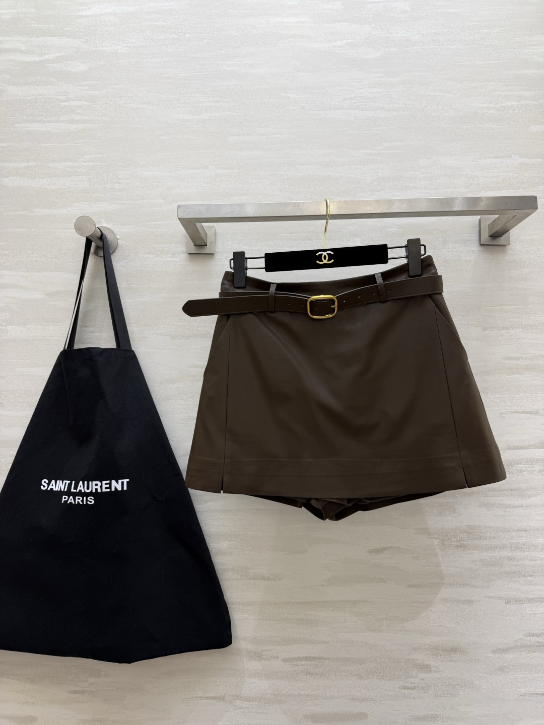 🖤ysl²⁶🤎环保蛋白皮裙裤 金扣腰带勾勒腰线 裙型外表,裤装内里 利落短款,拉长腿部线条 酷飒又稳妥,两色随心选。 高 🖤ysl²⁶🤎环保蛋白皮裙裤 金扣腰带勾勒腰线 裙型外表,裤装内里 利落短款,拉长腿部线条 酷飒又稳妥,两色随心选。 高