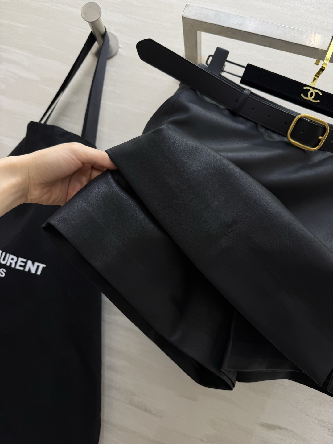 🖤ysl²⁶🤎环保蛋白皮裙裤 金扣腰带勾勒腰线 裙型外表，裤装内里 利落短款，拉长腿部线条 酷飒又稳妥，两色随心选。 高