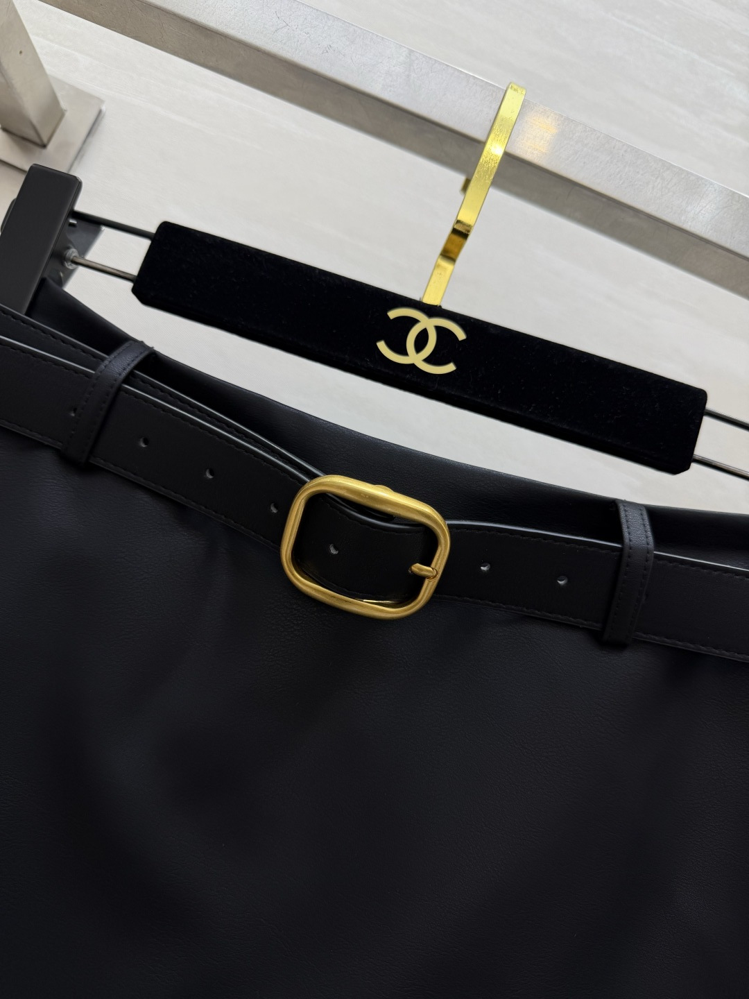 🖤ysl²⁶🤎环保蛋白皮裙裤 金扣腰带勾勒腰线 裙型外表，裤装内里 利落短款，拉长腿部线条 酷飒又稳妥，两色随心选。 高