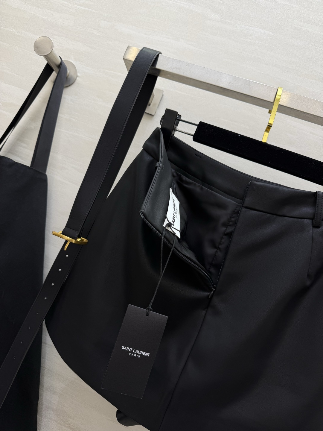 🖤ysl²⁶🤎环保蛋白皮裙裤 金扣腰带勾勒腰线 裙型外表，裤装内里 利落短款，拉长腿部线条 酷飒又稳妥，两色随心选。 高