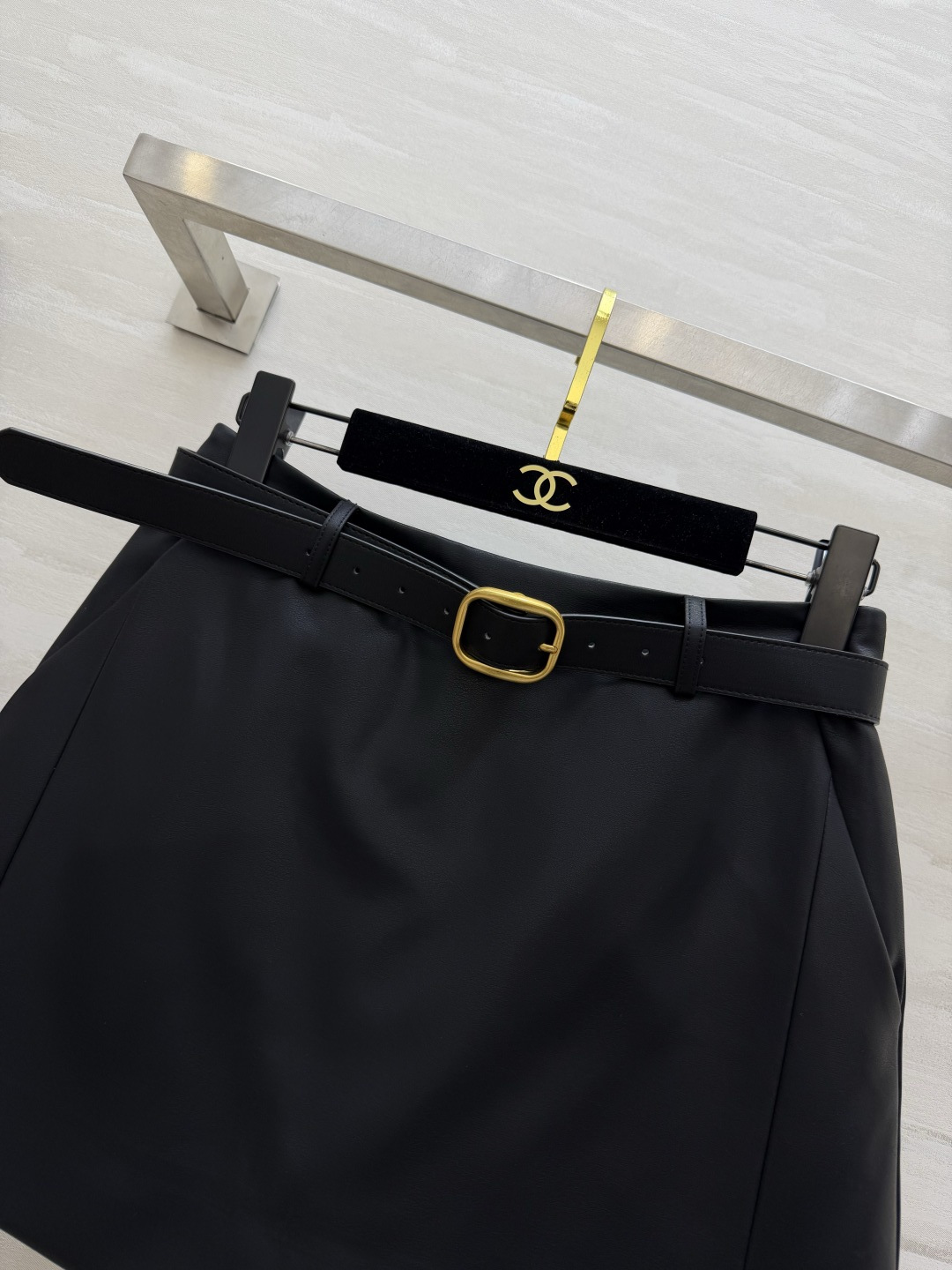 🖤ysl²⁶🤎环保蛋白皮裙裤 金扣腰带勾勒腰线 裙型外表，裤装内里 利落短款，拉长腿部线条 酷飒又稳妥，两色随心选。 高