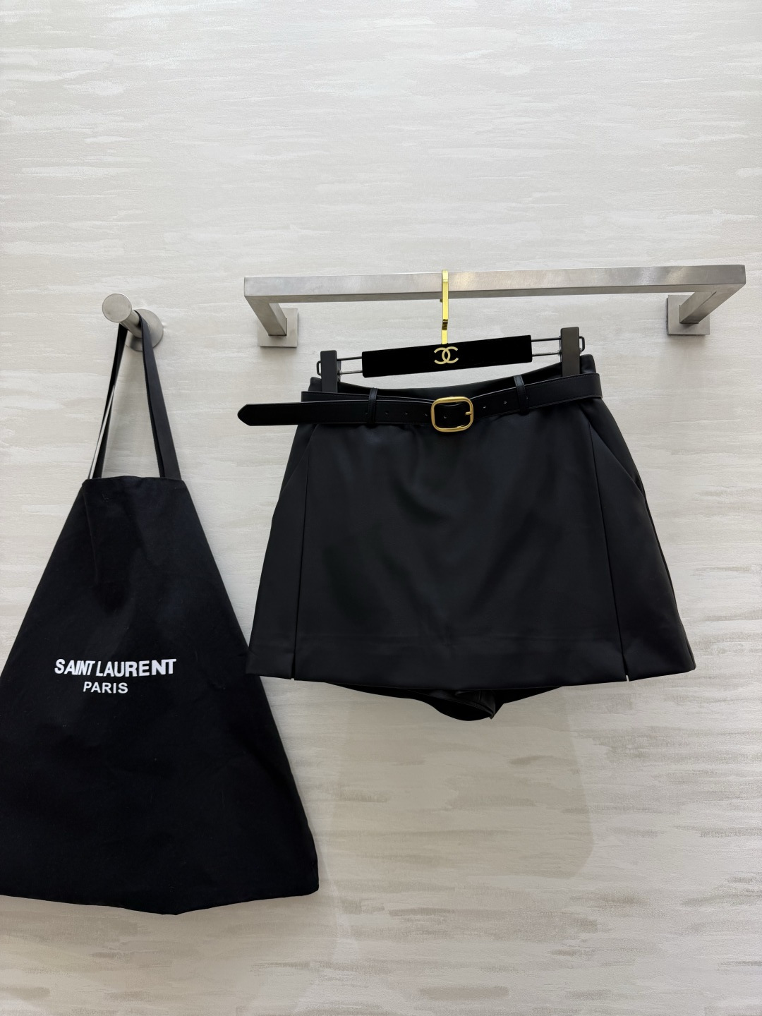 🖤ysl²⁶🤎环保蛋白皮裙裤 金扣腰带勾勒腰线 裙型外表,裤装内里 利落短款,拉长腿部线条 酷飒又稳妥,两色随心选。 高 🖤ysl²⁶🤎环保蛋白皮裙裤 金扣腰带勾勒腰线 裙型外表,裤装内里 利落短款,拉长腿部线条 酷飒又稳妥,两色随心选。 高