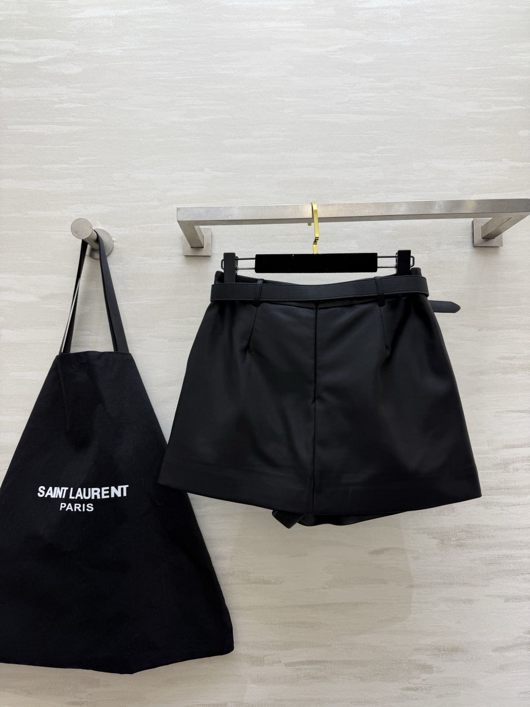 🖤ysl²⁶🤎环保蛋白皮裙裤 金扣腰带勾勒腰线 裙型外表，裤装内里 利落短款，拉长腿部线条 酷飒又稳妥，两色随心选。 高