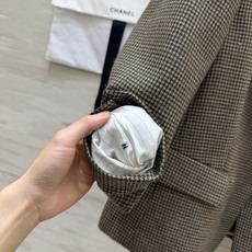 Chacha香家²⁶经典千鸟格短款西装 利落收腰版型,一粒金扣点睛 温柔又有力量的棕调肌理 把复古高级穿在身上 高品质s Chacha香家²⁶经典千鸟格短款西装 利落收腰版型,一粒金扣点睛 温柔又有力量的棕调肌理 把复古高级穿在身上 高品质s