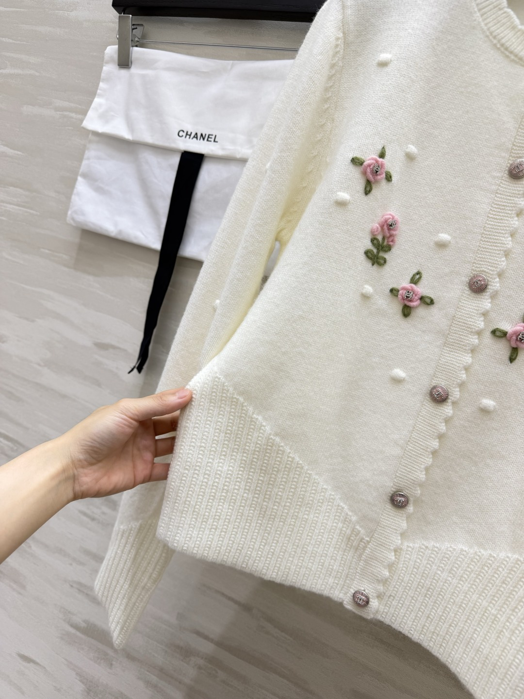Chacha♡²⁶🍂秋日温柔针织开衫|奶白玫瑰花刺绣 立体手工感粉玫瑰 散点针织毛球|花边门襟 精致金属logo纽扣 短 Chacha♡²⁶🍂秋日温柔针织开衫|奶白玫瑰花刺绣 立体手工感粉玫瑰 散点针织毛球|花边门襟 精致金属logo纽扣 短