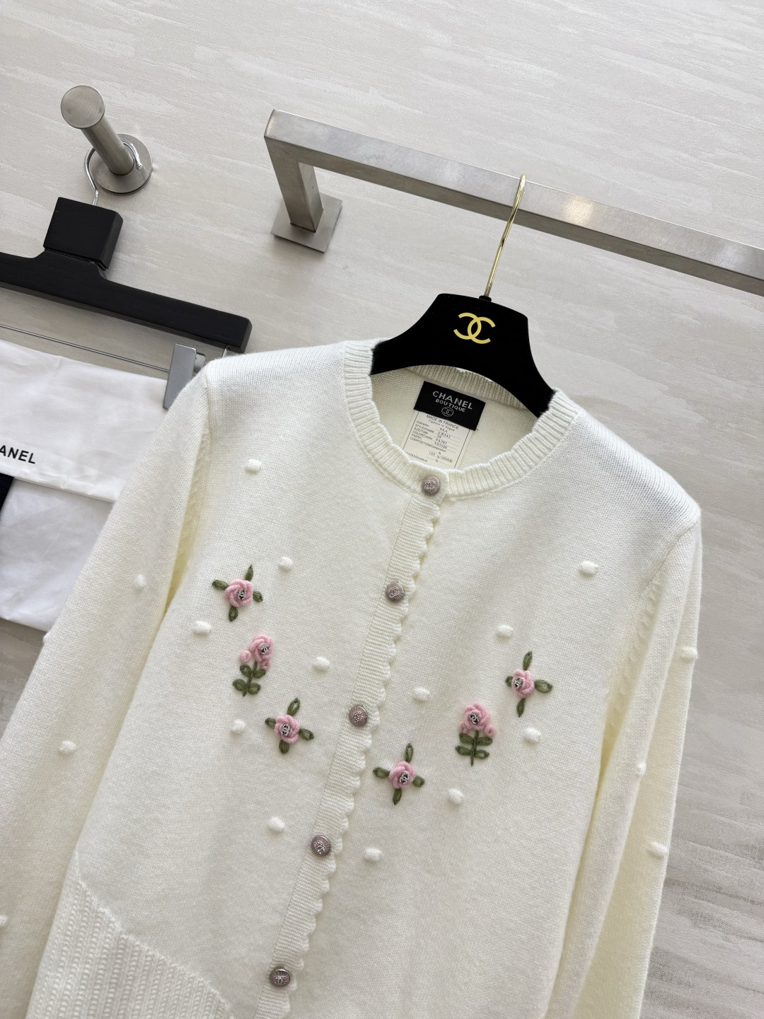 Chacha♡²⁶🍂秋日温柔针织开衫|奶白玫瑰花刺绣 立体手工感粉玫瑰 散点针织毛球|花边门襟 精致金属logo纽扣 短 Chacha♡²⁶🍂秋日温柔针织开衫|奶白玫瑰花刺绣 立体手工感粉玫瑰 散点针织毛球|花边门襟 精致金属logo纽扣 短