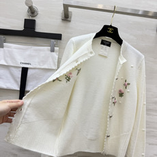 Chacha♡²⁶🍂秋日温柔针织开衫|奶白玫瑰花刺绣 立体手工感粉玫瑰 散点针织毛球|花边门襟 精致金属logo纽扣 短 Chacha♡²⁶🍂秋日温柔针织开衫|奶白玫瑰花刺绣 立体手工感粉玫瑰 散点针织毛球|花边门襟 精致金属logo纽扣 短