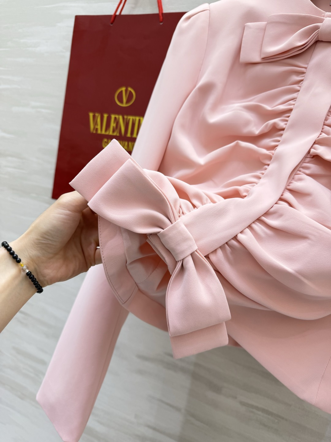 Valenti♡²⁶樱花粉蝴蝶结上衣💓 双重蝴蝶结｜精致抽褶肌理 微泡泡袖✨修饰肩线 短款高腰版型，优化身材比例 顺滑内
