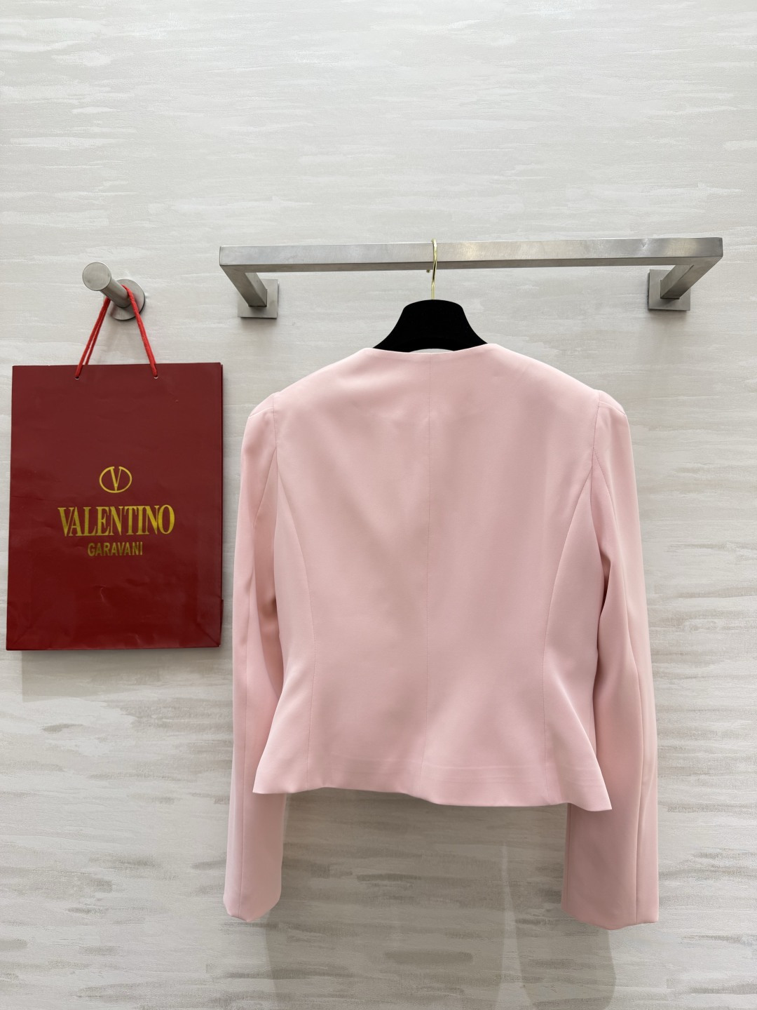 Valenti♡²⁶樱花粉蝴蝶结上衣💓 双重蝴蝶结｜精致抽褶肌理 微泡泡袖✨修饰肩线 短款高腰版型，优化身材比例 顺滑内