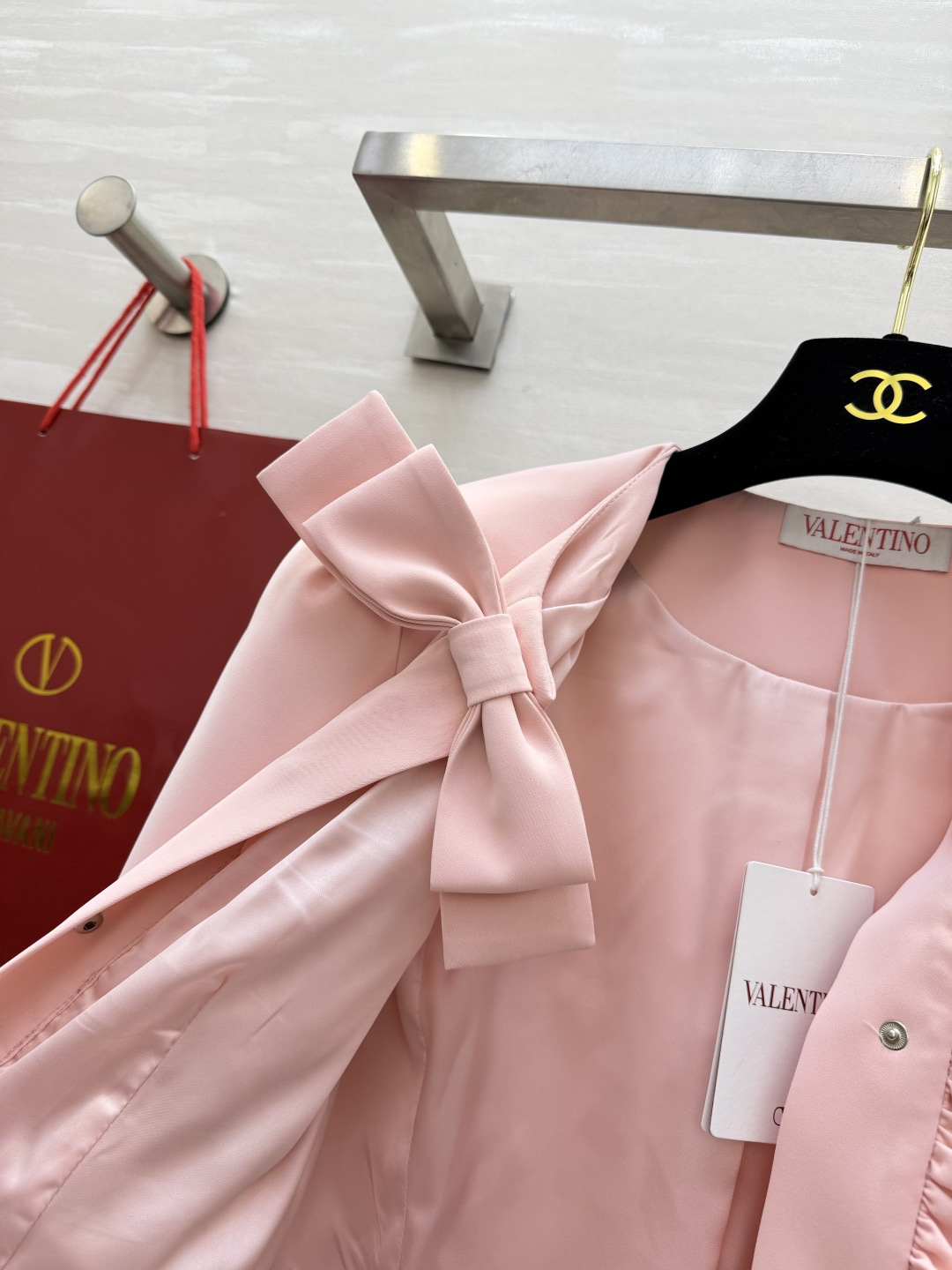 Valenti♡²⁶樱花粉蝴蝶结上衣💓 双重蝴蝶结｜精致抽褶肌理 微泡泡袖✨修饰肩线 短款高腰版型，优化身材比例 顺滑内