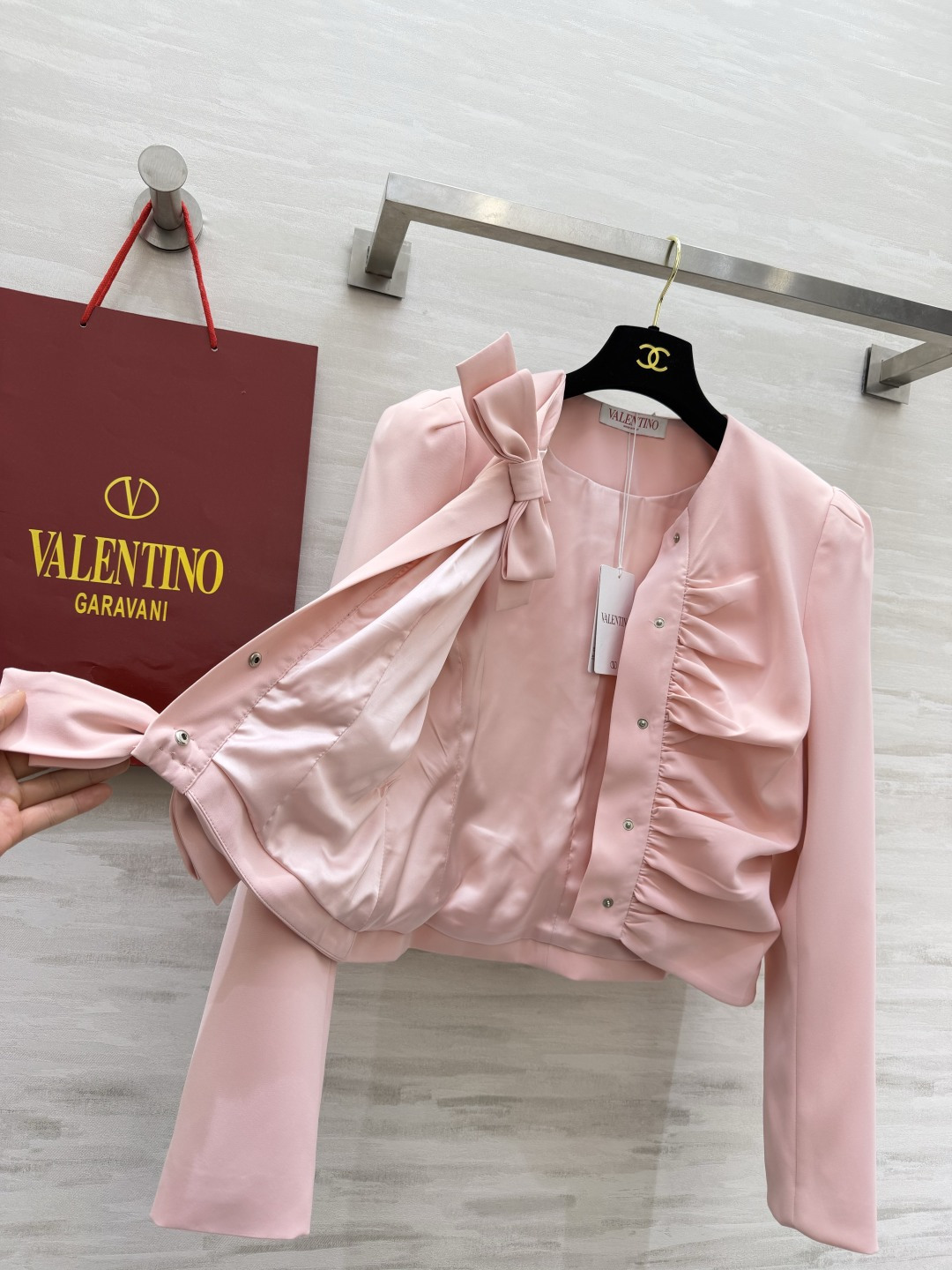 Valenti♡²⁶樱花粉蝴蝶结上衣💓 双重蝴蝶结｜精致抽褶肌理 微泡泡袖✨修饰肩线 短款高腰版型，优化身材比例 顺滑内