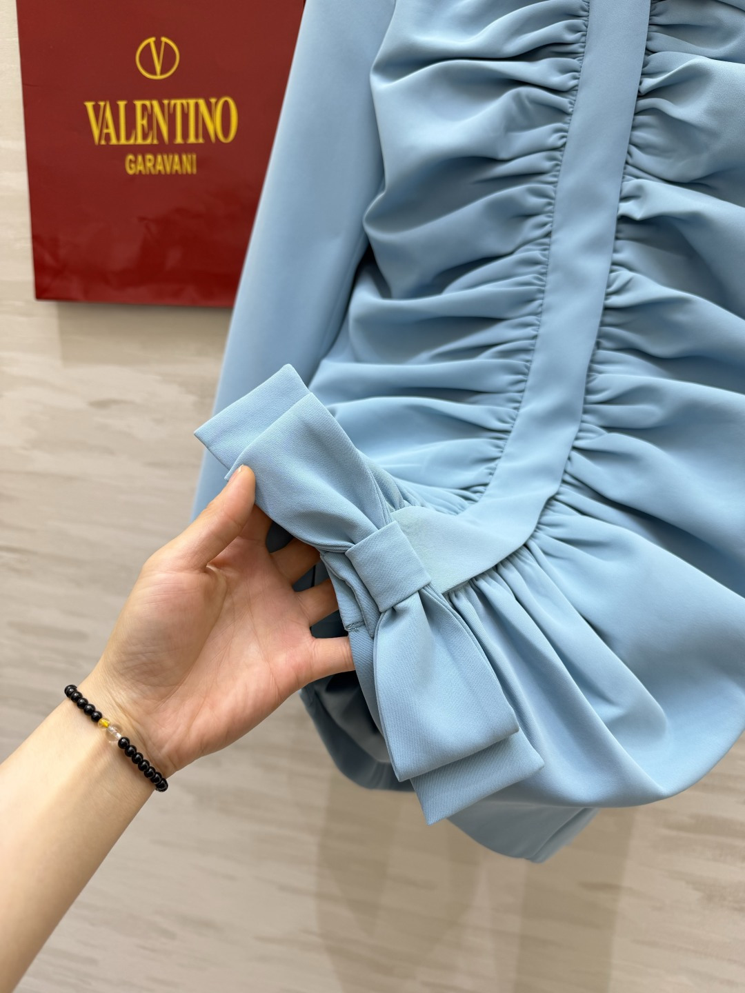 Valenti♡²⁶雾霾蓝 蝴蝶结褶皱收腰长款外套 优雅自带锋芒💎双蝴蝶结精致点缀 纵向褶皱勾勒身姿微泡袖温柔落肩 立体
