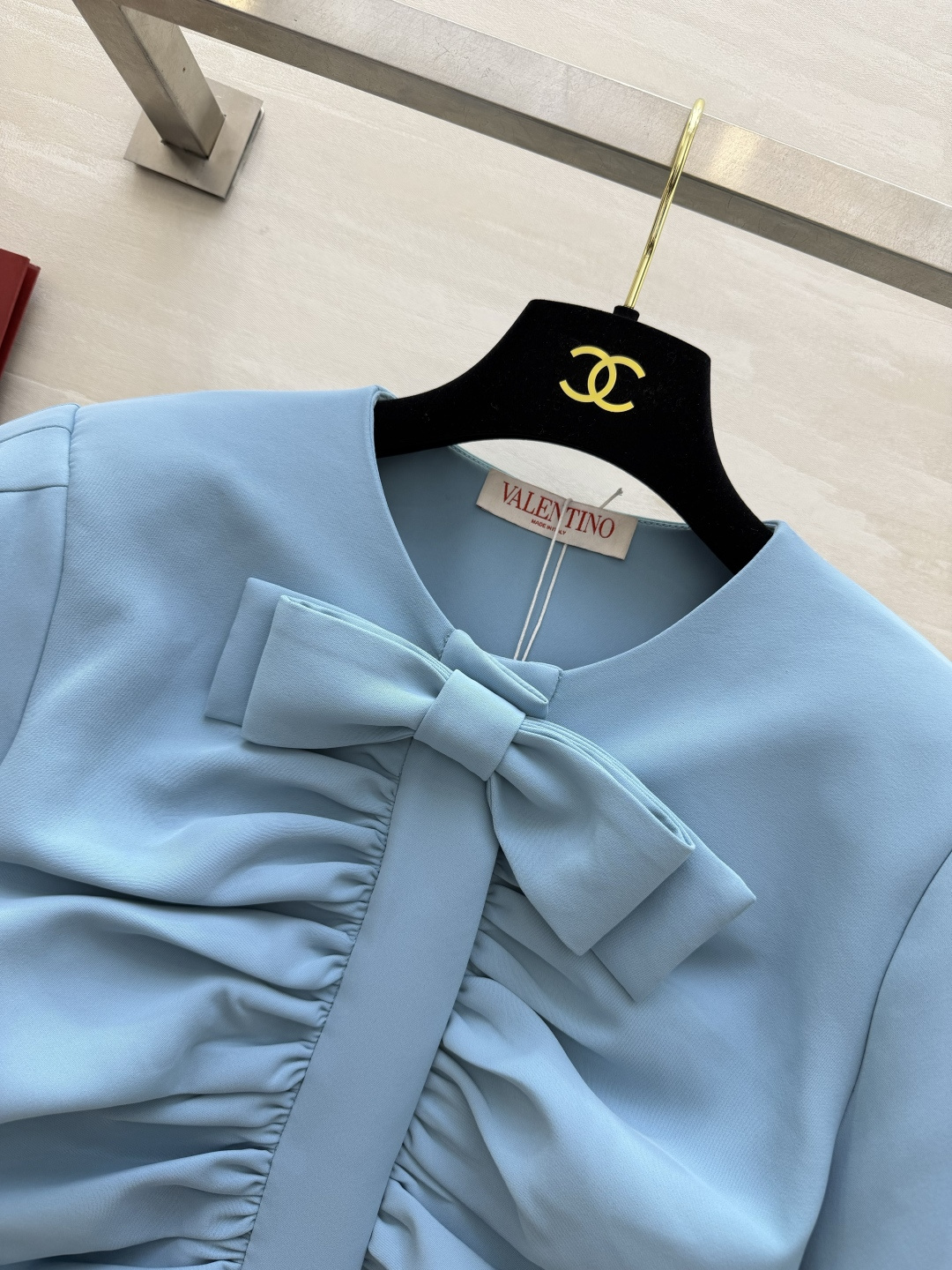 Valenti♡²⁶雾霾蓝 蝴蝶结褶皱收腰长款外套 优雅自带锋芒💎双蝴蝶结精致点缀 纵向褶皱勾勒身姿微泡袖温柔落肩 立体