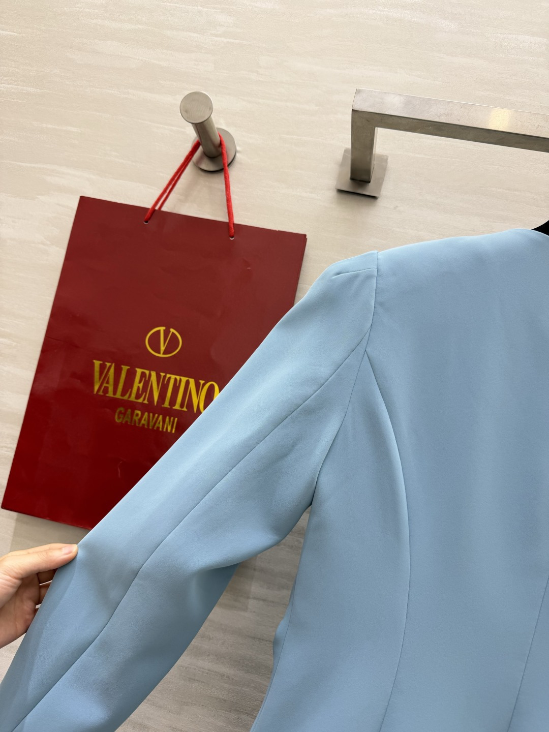 Valenti♡²⁶雾霾蓝 蝴蝶结褶皱收腰长款外套 优雅自带锋芒💎双蝴蝶结精致点缀 纵向褶皱勾勒身姿微泡袖温柔落肩 立体