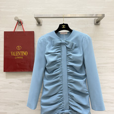 Valenti♡²⁶雾霾蓝 蝴蝶结褶皱收腰长款外套 优雅自带锋芒💎双蝴蝶结精致点缀 纵向褶皱勾勒身姿微泡袖温柔落肩 立体 Valenti♡²⁶雾霾蓝 蝴蝶结褶皱收腰长款外套 优雅自带锋芒💎双蝴蝶结精致点缀 纵向褶皱勾勒身姿微泡袖温柔落肩 立体