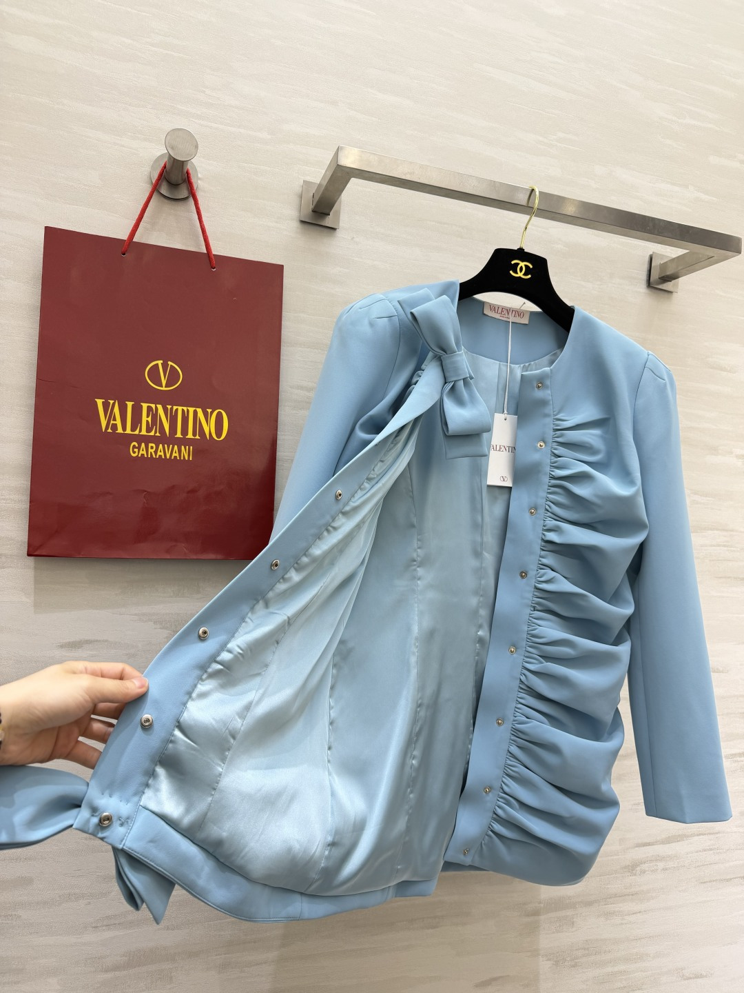 Valenti♡²⁶雾霾蓝 蝴蝶结褶皱收腰长款外套 优雅自带锋芒💎双蝴蝶结精致点缀 纵向褶皱勾勒身姿微泡袖温柔落肩 立体