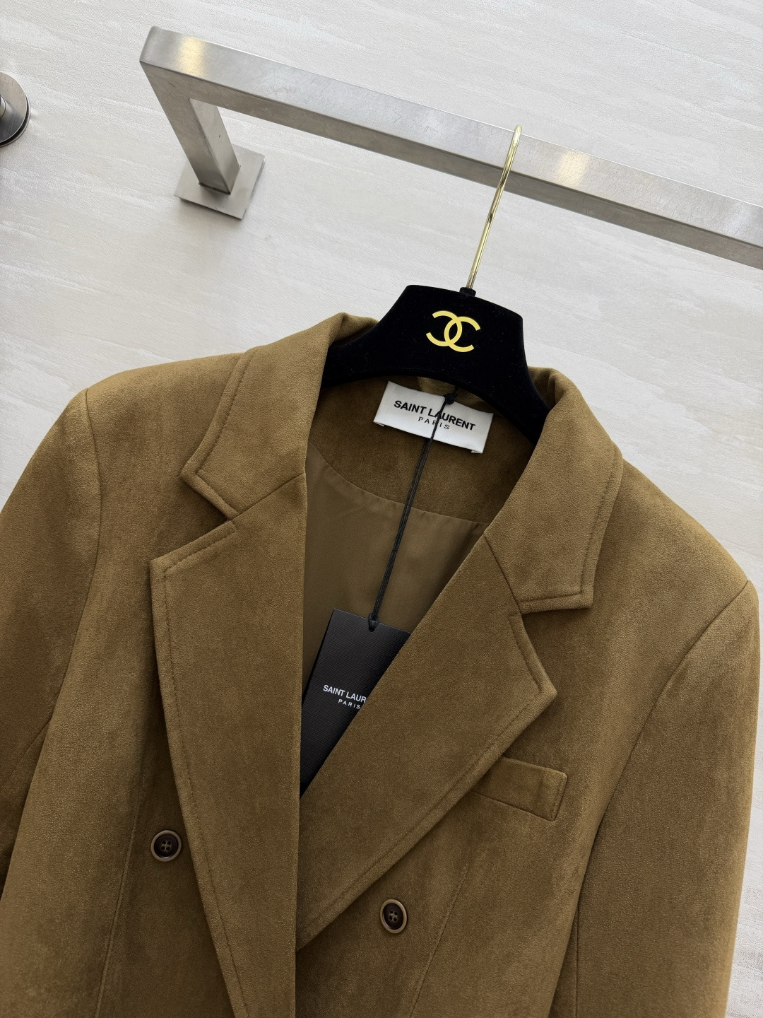 ysl²⁶落入秋日复古氛围里🍂 焦糖麂皮西装 双排扣经典版型 一条细腰带解锁双重风格 松弛或是收腰，自在切换 哑光复古质