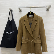 ysl²⁶落入秋日复古氛围里🍂 焦糖麂皮西装 双排扣经典版型 一条细腰带解锁双重风格 松弛或是收腰,自在切换 哑光复古质 ysl²⁶落入秋日复古氛围里🍂 焦糖麂皮西装 双排扣经典版型 一条细腰带解锁双重风格 松弛或是收腰,自在切换 哑光复古质
