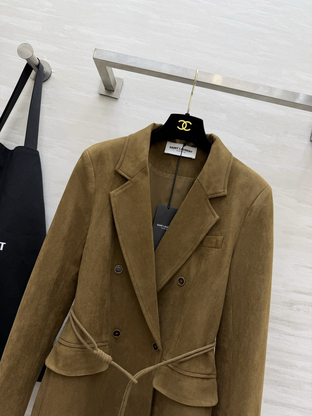 ysl²⁶落入秋日复古氛围里🍂 焦糖麂皮西装 双排扣经典版型 一条细腰带解锁双重风格 松弛或是收腰，自在切换 哑光复古质