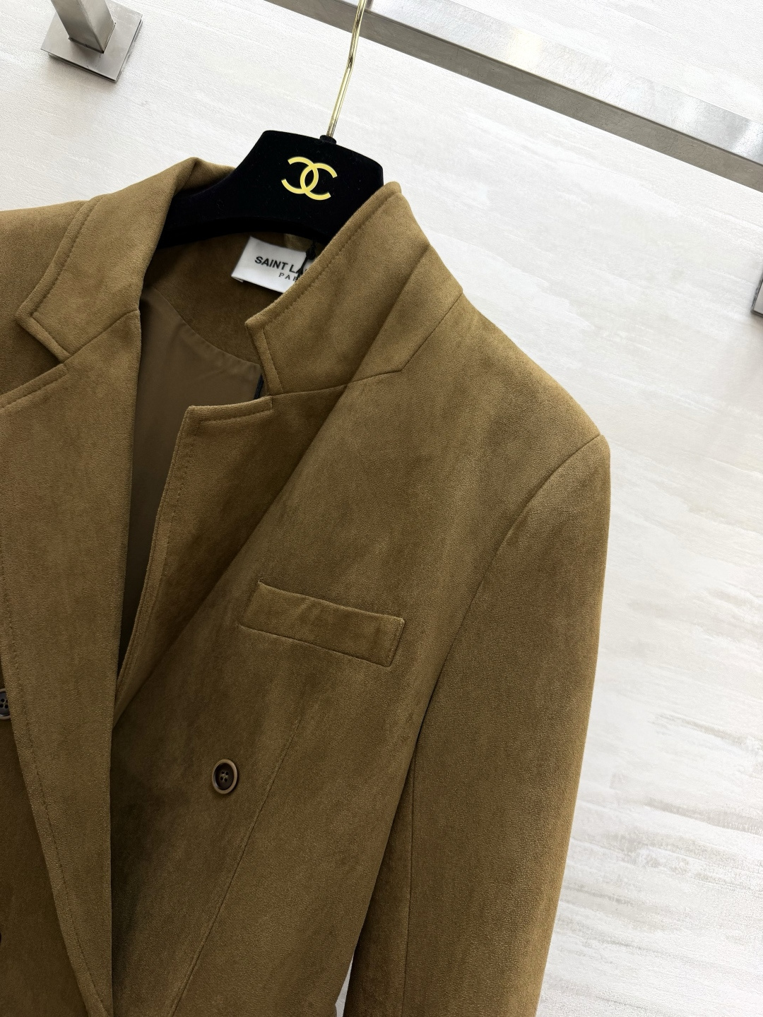 ysl²⁶落入秋日复古氛围里🍂 焦糖麂皮西装 双排扣经典版型 一条细腰带解锁双重风格 松弛或是收腰，自在切换 哑光复古质