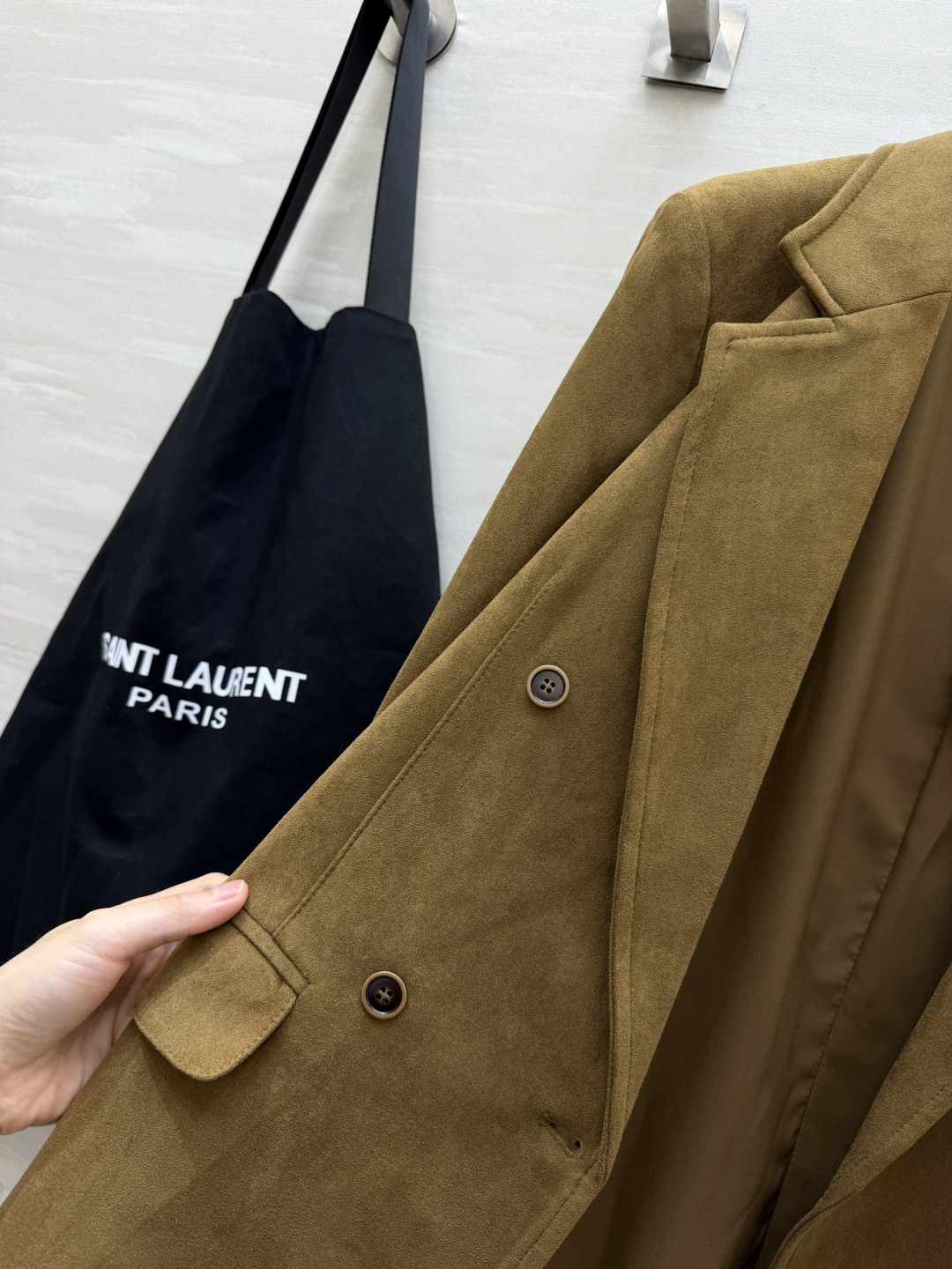 ysl²⁶落入秋日复古氛围里🍂 焦糖麂皮西装 双排扣经典版型 一条细腰带解锁双重风格 松弛或是收腰，自在切换 哑光复古质