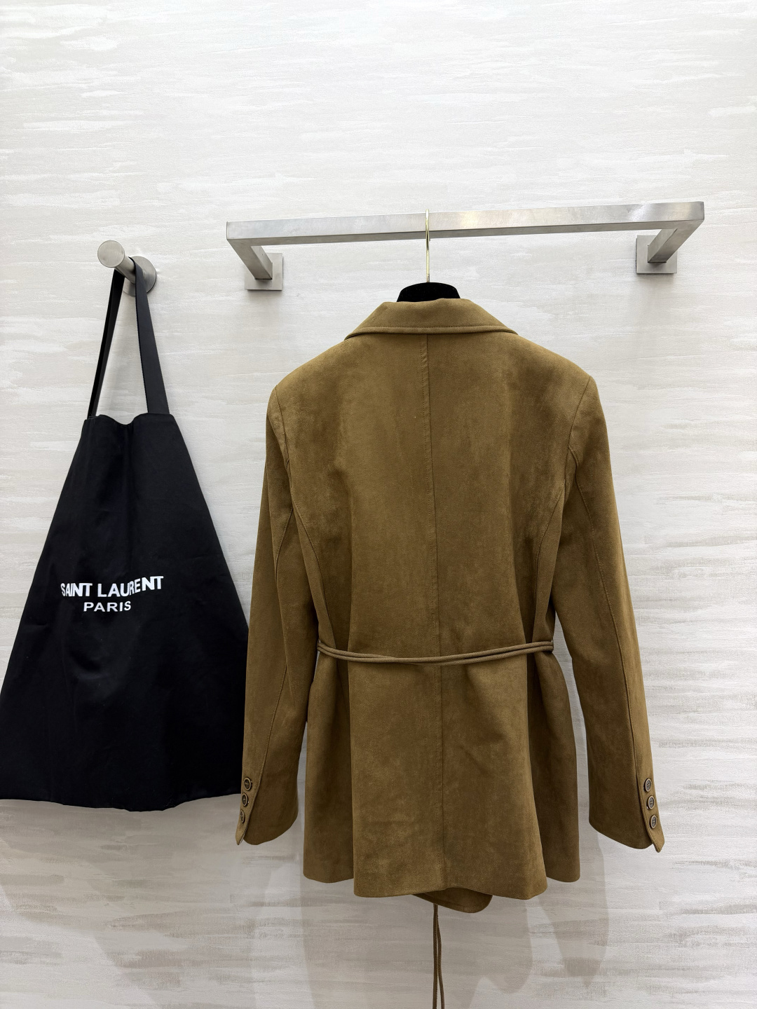 ysl²⁶落入秋日复古氛围里🍂 焦糖麂皮西装 双排扣经典版型 一条细腰带解锁双重风格 松弛或是收腰，自在切换 哑光复古质
