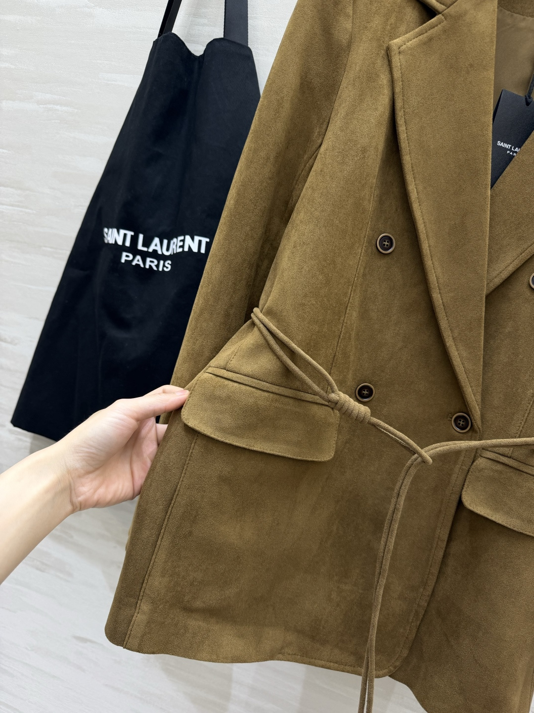 ysl²⁶落入秋日复古氛围里🍂 焦糖麂皮西装 双排扣经典版型 一条细腰带解锁双重风格 松弛或是收腰，自在切换 哑光复古质
