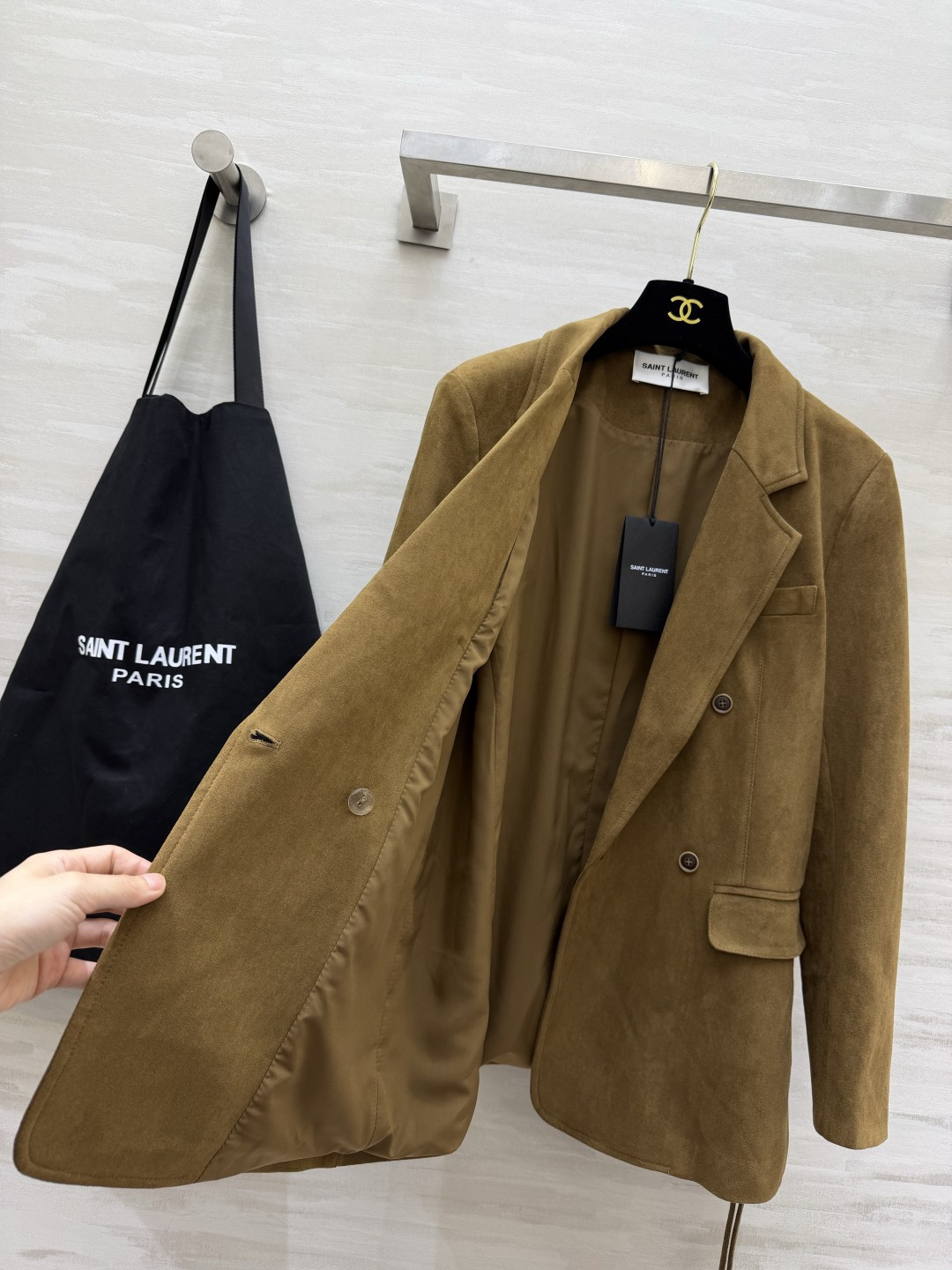 ysl²⁶落入秋日复古氛围里🍂 焦糖麂皮西装 双排扣经典版型 一条细腰带解锁双重风格 松弛或是收腰，自在切换 哑光复古质