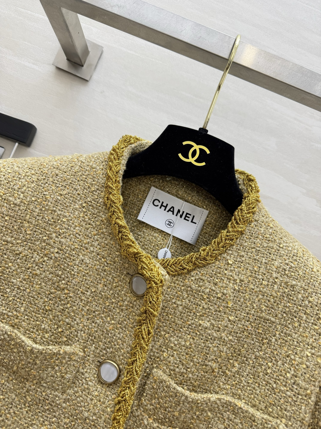 一抹鎏金，演绎小香的优雅格调💛 粗花呢自带斑驳肌理 金色织带滚边勾勒轮廓 温润贝母扣点缀细节 短款利落版型 把复古华贵穿