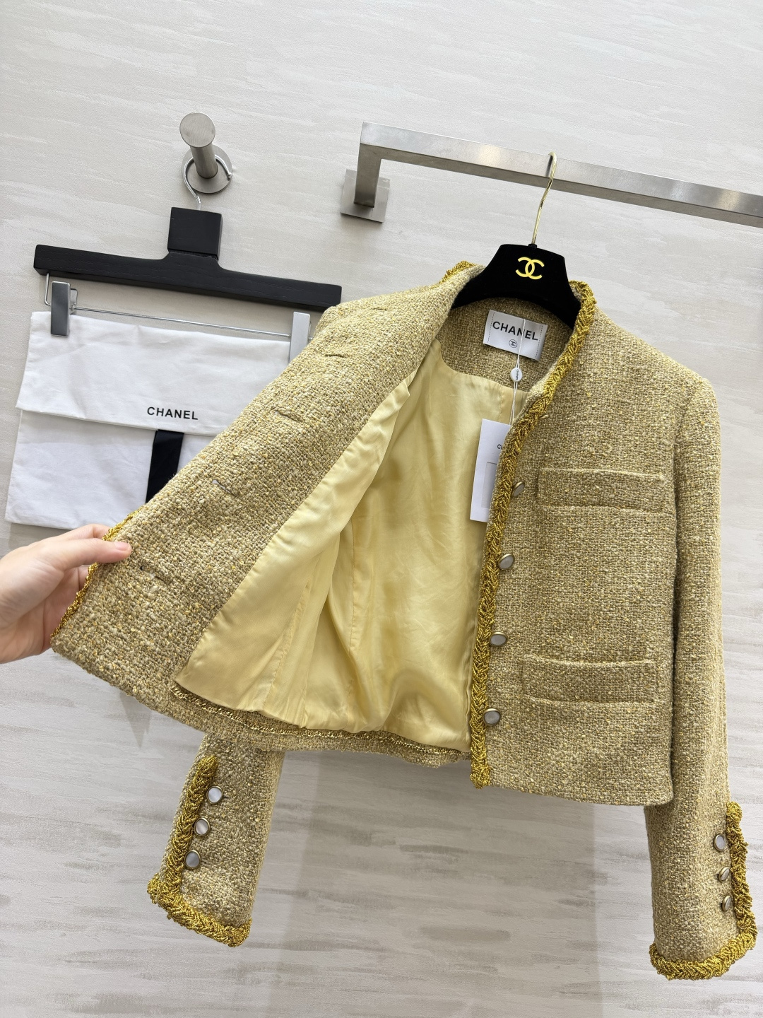 一抹鎏金，演绎小香的优雅格调💛 粗花呢自带斑驳肌理 金色织带滚边勾勒轮廓 温润贝母扣点缀细节 短款利落版型 把复古华贵穿